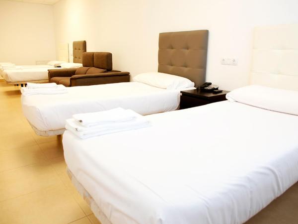 Hotel Artxanda Bilbao : photo 1 de la chambre chambre quadruple avec salle de bains privative