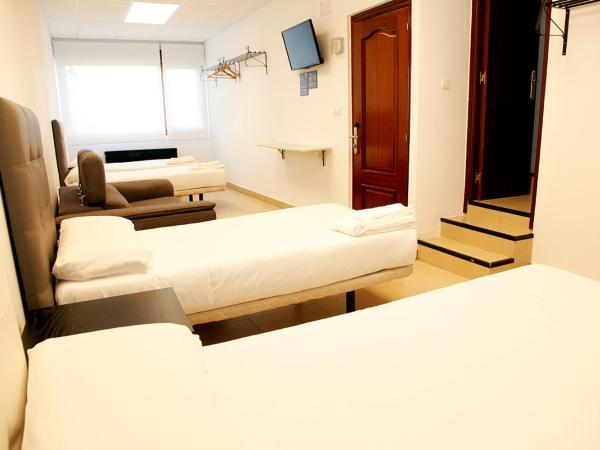Hotel Artxanda Bilbao : photo 2 de la chambre chambre quadruple avec salle de bains privative