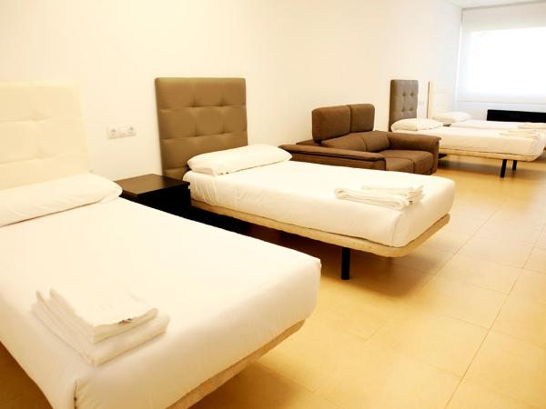 Hotel Artxanda Bilbao : photo 8 de la chambre chambre quadruple avec salle de bains privative