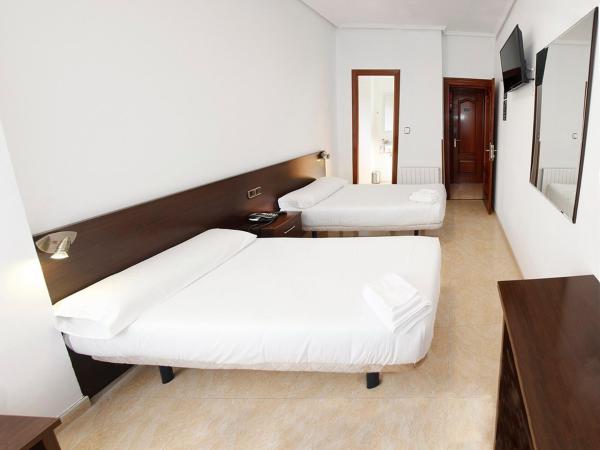 Hotel Artxanda Bilbao : photo 6 de la chambre chambre triple avec salle de bains privative