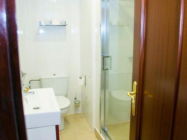 Hotel Artxanda Bilbao : photo 9 de la chambre chambre lits jumeaux avec salle de bains privative