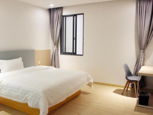 7Days Inn Chongqing Longtou Temple North Train Station North Plaza Branch : photo 1 de la chambre chambre affaires lit queen-size