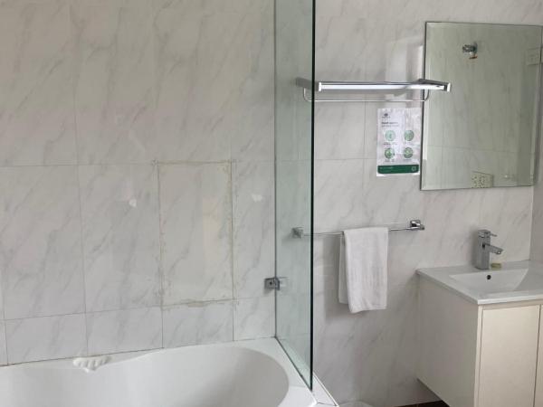 Garden Lodge Sydney Hotel : photo 3 de la chambre chambre double de luxe avec baignoire spa