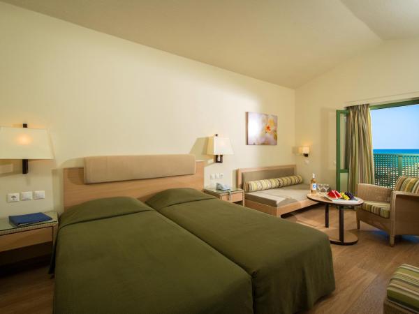 Silva Beach Hotel : photo 2 de la chambre chambre double ou lits jumeaux - vue latérale sur mer