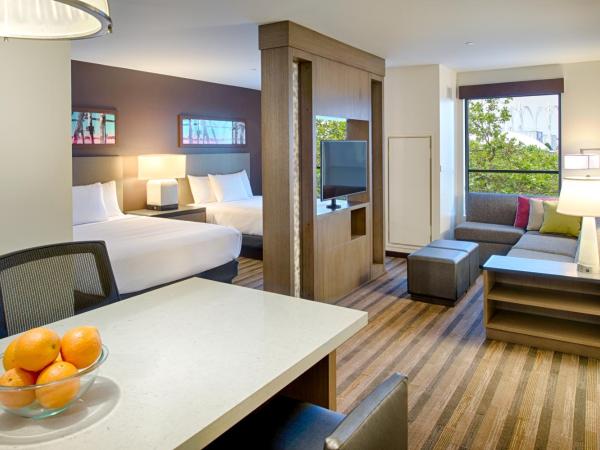 Hyatt House Seattle Downtown : photo 1 de la chambre studio suite with two queen beds with space needle view