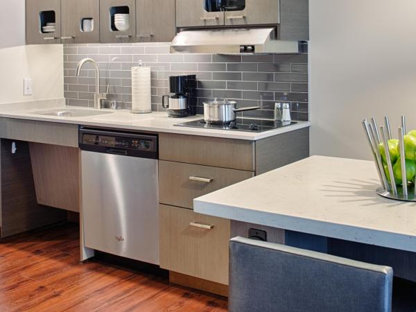 Hyatt House Seattle Downtown : photo 5 de la chambre one-bedroom queen suite with kitchen and accessible tub - disability access