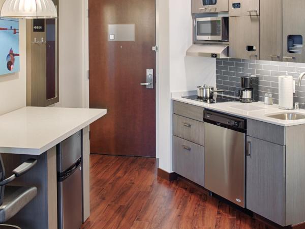 Hyatt House Seattle Downtown : photo 1 de la chambre king studio suite with space needle view