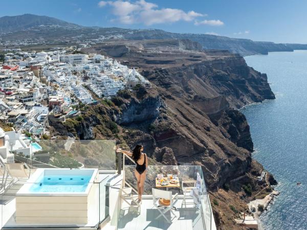 Mythical Blue Luxury Suites : photo 1 de la chambre suite deluxe avec jacuzzi extérieur chauffé - vue sur caldeira