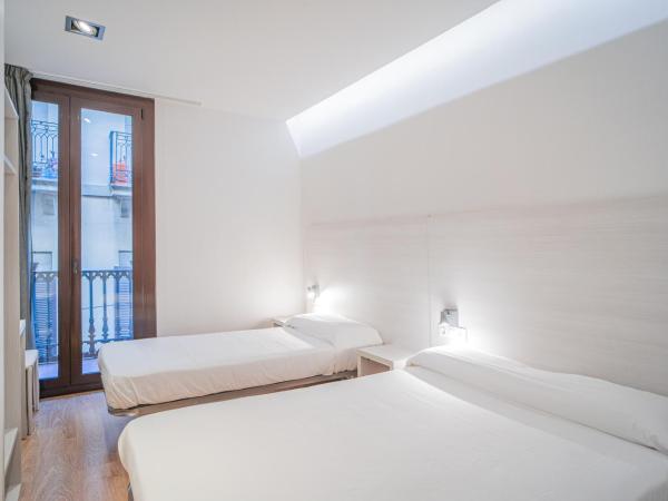 Hostal Fina : photo 8 de la chambre chambre triple avec salle de bains privative