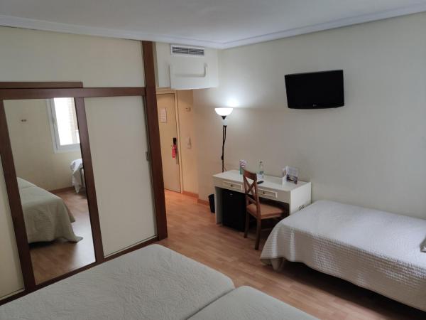 Hotel Pasarela : photo 1 de la chambre chambre triple