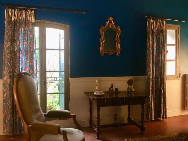 Maison d'hôtes Campagne-Baudeloup : photo 2 de la chambre chambre double bleue