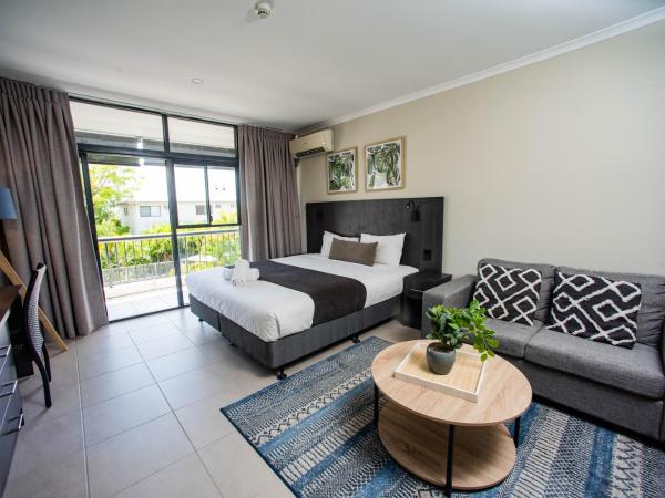 Sunshine Tower Hotel : photo 3 de la chambre hébergement lit king-size en duplex avec balcon - côté piscine