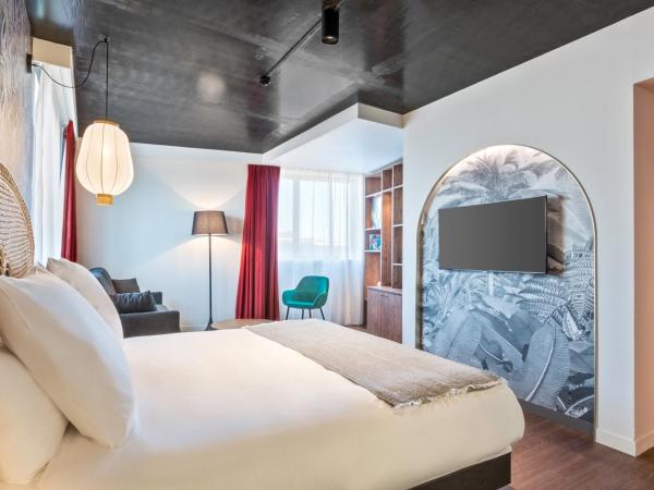 Aiden by Best Western Lorient Centre : photo 6 de la chambre chambre familiale lit queen-size avec canapé-lit