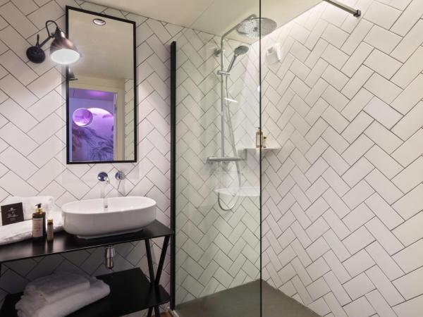 Aiden by Best Western Lorient Centre : photo 7 de la chambre chambre familiale lit queen-size avec canapé-lit