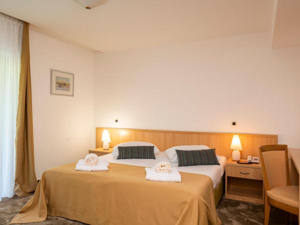 Hotel Flores : photo 2 de la chambre chambre double ou lits jumeaux avec balcon