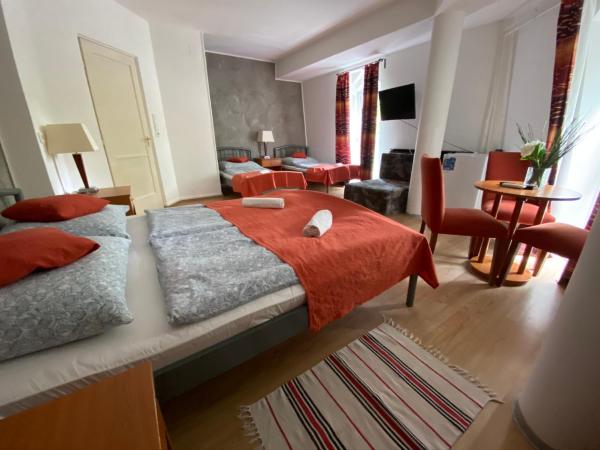 Belvárosi Panzió : photo 5 de la chambre chambre quadruple