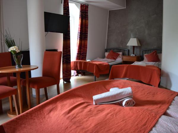 Belvárosi Panzió : photo 1 de la chambre chambre quadruple