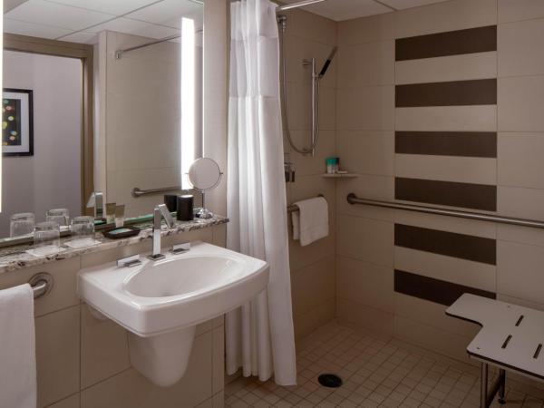 Hyatt Regency Indianapolis at State Capitol : photo 1 de la chambre chambre double avec 2 lits doubles et douche accessible en fauteuil roulant - adaptée aux personnes à mobilité réduite