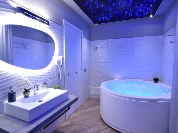 Starry Sky Charming House : photo 2 de la chambre suite avec jacuzzi