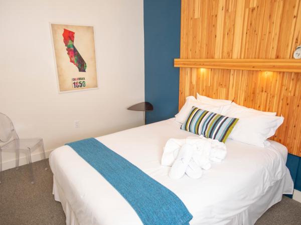 1906 Mission : photo 8 de la chambre chambre lit queen-size avec salle de bains commune