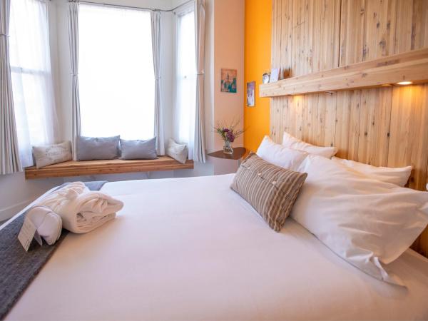 1906 Mission : photo 2 de la chambre chambre lit queen-size avec salle de bains commune