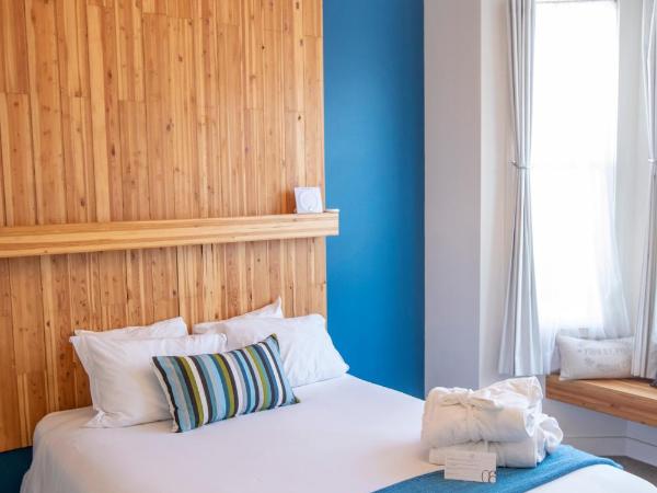 1906 Mission : photo 4 de la chambre chambre lit queen-size avec salle de bains commune