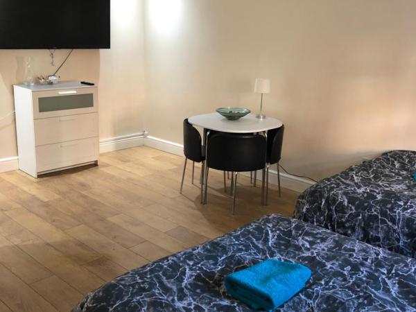 BIG ROOM rusholme WITH TV AND PRIVATE BATHROOM-parking&wifi : photo 3 de la chambre suite familiale deluxe