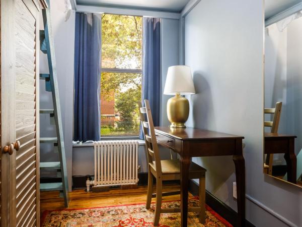 Lamartine Chelsea : photo 2 de la chambre chambre double avec salle de bains commune