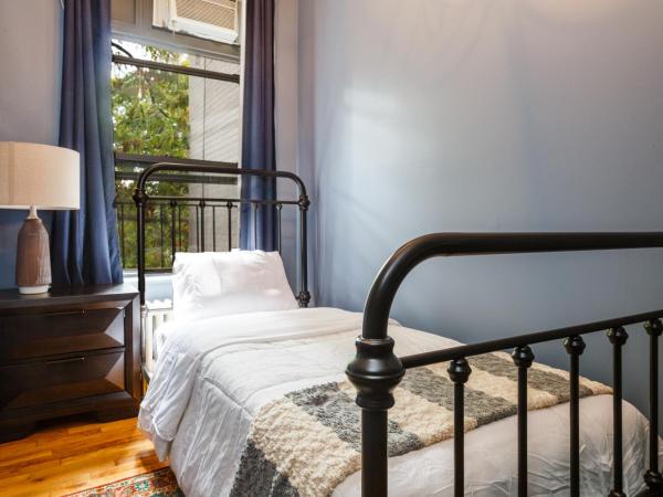 Lamartine Chelsea : photo 3 de la chambre chambre simple avec toilettes et douche communes