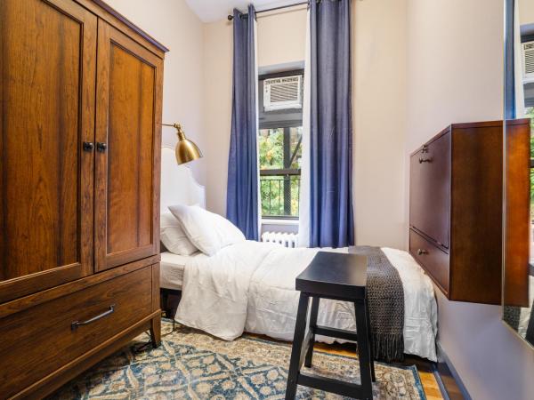 Lamartine Chelsea : photo 4 de la chambre chambre simple avec toilettes et douche communes