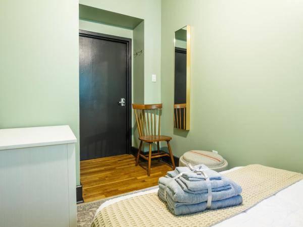 Lamartine Chelsea : photo 5 de la chambre chambre double avec salle de bains commune