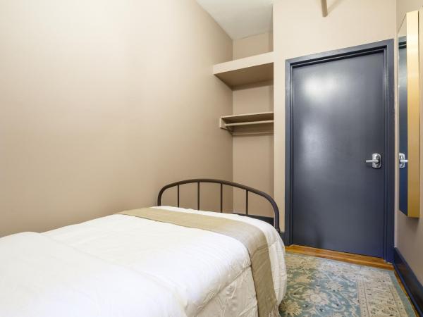 Lamartine Chelsea : photo 5 de la chambre chambre simple avec toilettes et douche communes