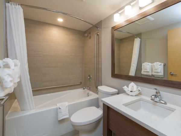 The Embassy Inn : photo 5 de la chambre chambre avec 2 grands lits queen-size