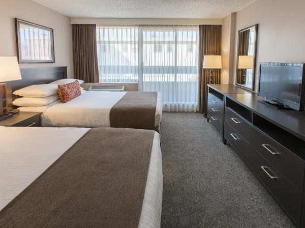 The Embassy Inn : photo 2 de la chambre chambre avec 2 grands lits queen-size