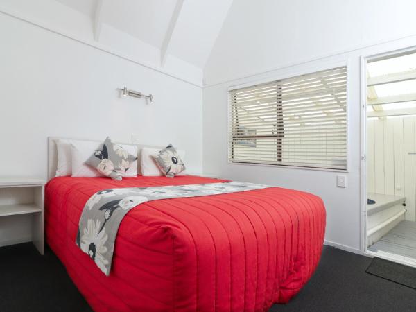 Gables Lakefront Resort : photo 10 de la chambre superior one bedroom suite with lake view & private hot pool