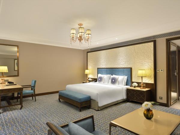 Taj Skyline Ahmedabad : photo 2 de la chambre hébergement lit king-size grande de luxe