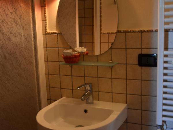 La Buccetta B&B : photo 3 de la chambre chambre double avec salle de bains privative