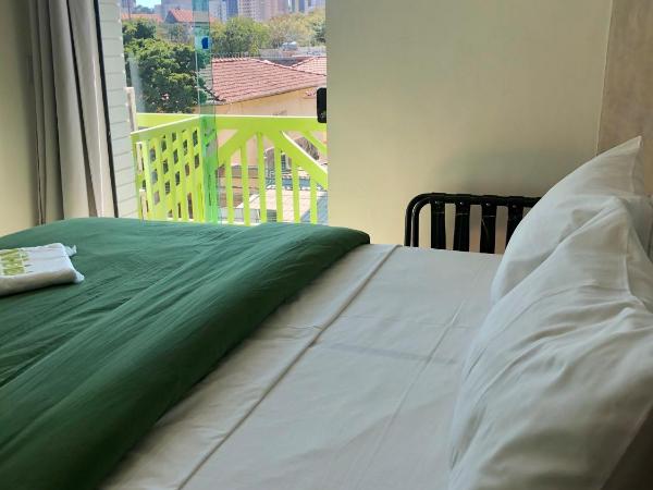 Anhembi Hostel : photo 3 de la chambre chambre double avec balcon (lit double)