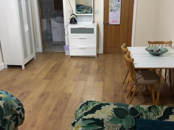 BIG ROOM rusholme WITH TV AND PRIVATE BATHROOM-parking&wifi : photo 7 de la chambre chambre 2 lits king-size