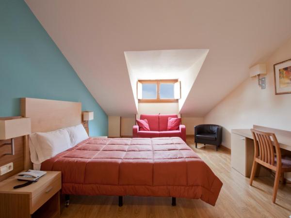 Hotel Mirador Puerta del Sol : photo 2 de la chambre chambre double avec 3 lits d'appoint