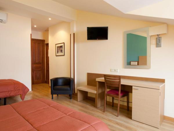 Hotel Mirador Puerta del Sol : photo 3 de la chambre chambre double avec 3 lits d'appoint