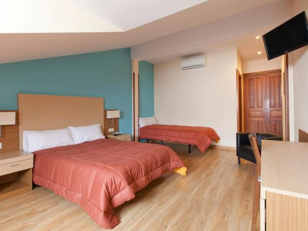 Hotel Mirador Puerta del Sol : photo 4 de la chambre chambre double avec 3 lits d'appoint