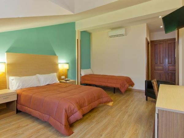 Hotel Mirador Puerta del Sol : photo 1 de la chambre hébergement double avec lit d'appoint