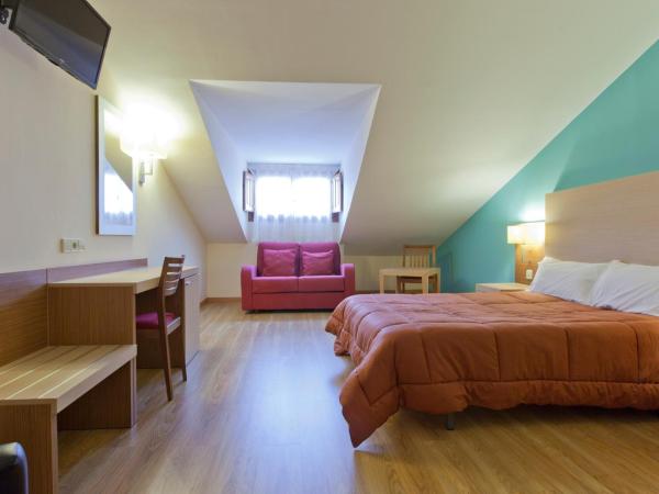 Hotel Mirador Puerta del Sol : photo 10 de la chambre chambre double avec 3 lits d'appoint