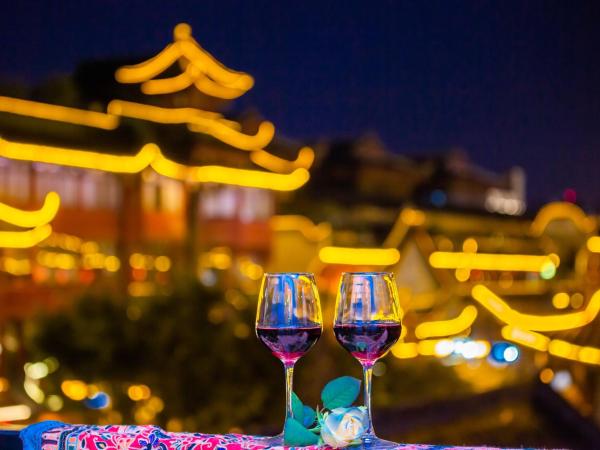Wenjun Courtyard Hotel,3mins walk from Tonghuimen metro station ,located in the city center ,walking distance to many scenic areas, English-speaking service : photo 6 de la chambre deluxe family suite with bathtub（free pick up service for 3 successive nights , free laundry service , free drinks ）