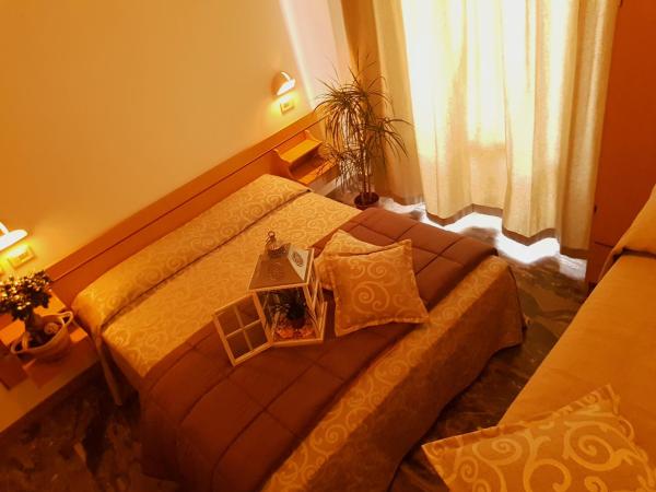 HOTEL ROMANTICA : photo 8 de la chambre chambre quadruple avec balcon 