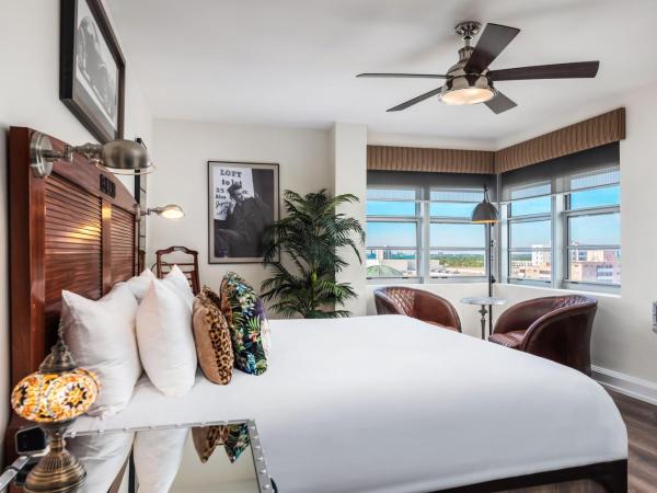 National Hotel, An Adult Only Oceanfront Resort : photo 1 de la chambre chambre lit king-size - vue sur ville