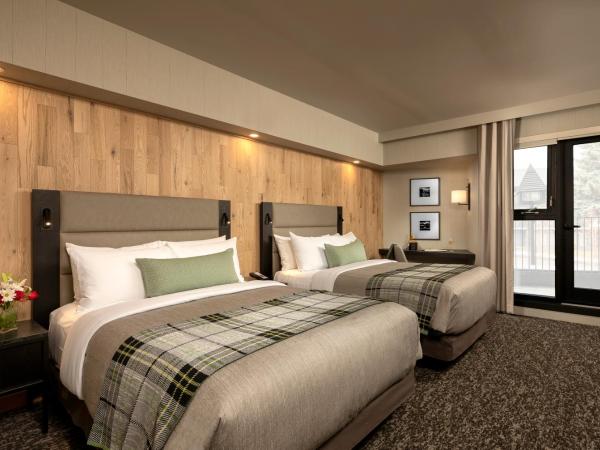 Peaks Hotel and Suites : photo 3 de la chambre standard room, 2 queen beds, partial view with balcony