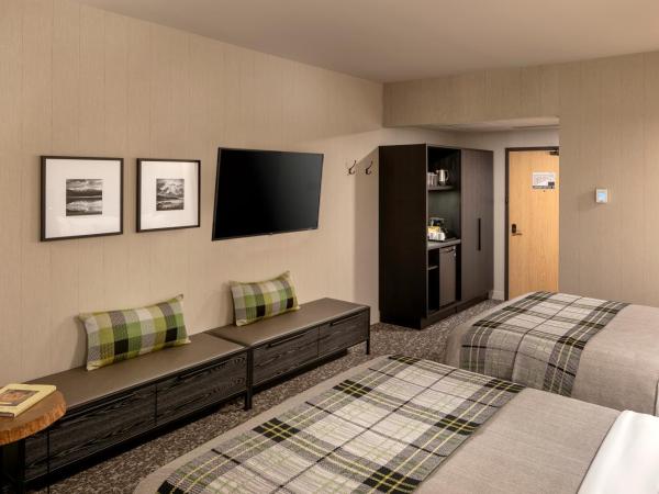 Peaks Hotel and Suites : photo 4 de la chambre standard room, 2 queen beds, partial view with balcony