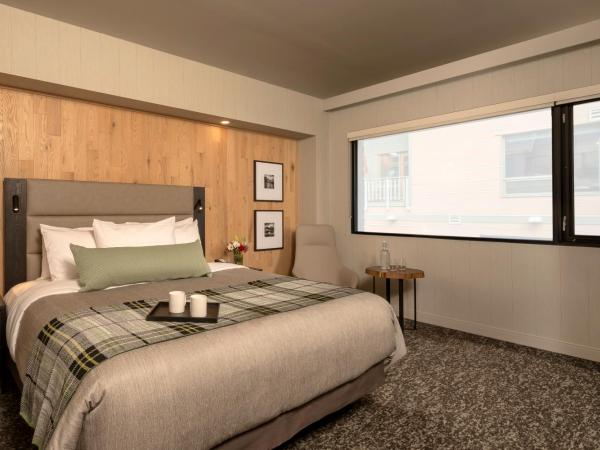 Peaks Hotel and Suites : photo 1 de la chambre standard room, 1 king bed, back alley view